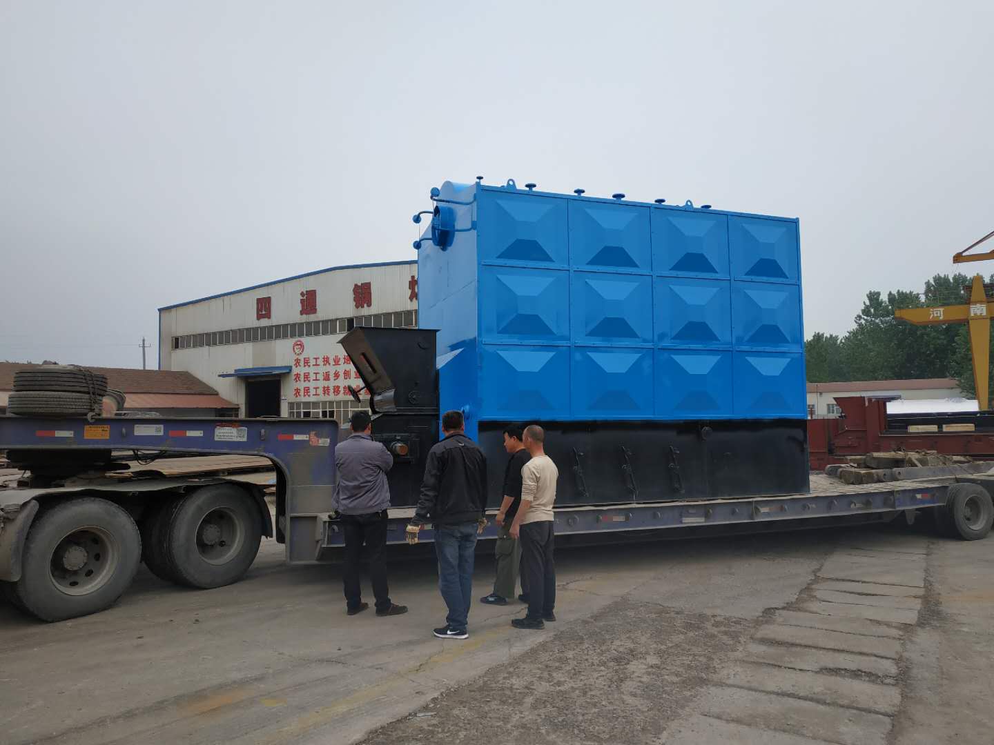 河南德尔盛热能科技有限公司2吨双锅筒燃煤锅炉出口装车